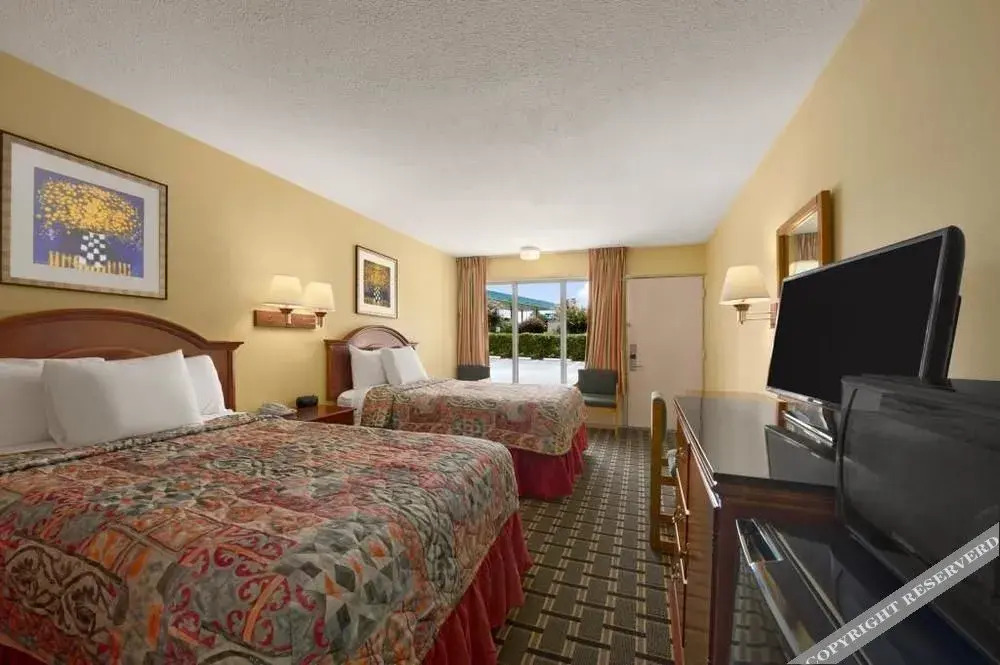Rose Garden Inn & Suites - photo 12