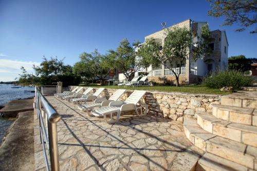 Hillside Hideaway - carbon neutral hotel in Unknown City