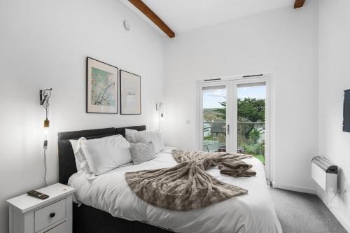 Silvercroft Cottage Luxury Modern Coastal Retreat Near Beach Sleeps 4 — 4-Star Luxury Hotel in Truro, United Kingdom