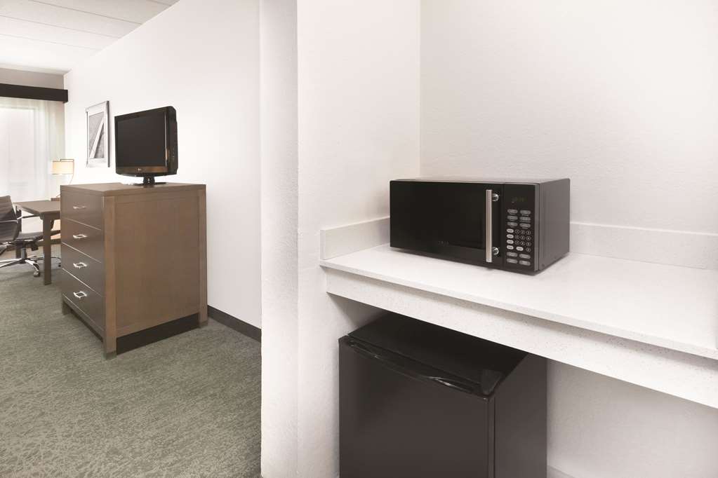 La Quinta Inn & Suites by Wyndham Philadelphia Airport - photo 10