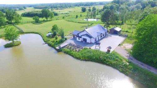 Siedlisko w otulinie Drawskiego Parku Krajobrazowego z własnym stawem — hotel in Polczyn-Zdroj