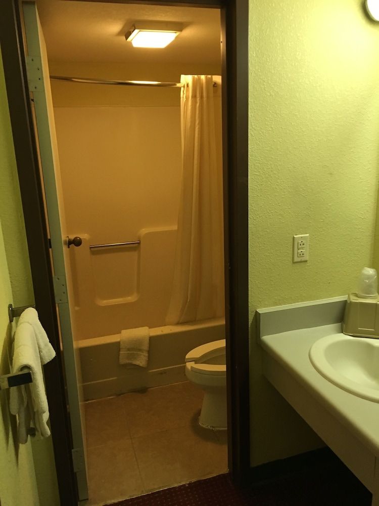 Executive Inn Pine Bluff - photo 22