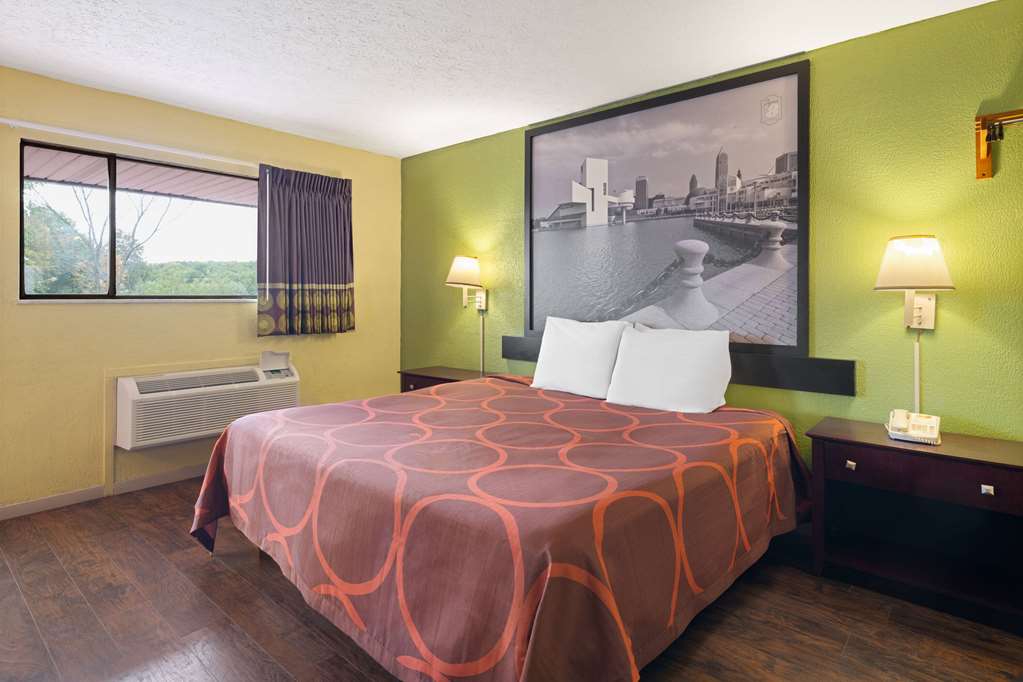 Super 8 by Wyndham Youngstown Girard - photo 10