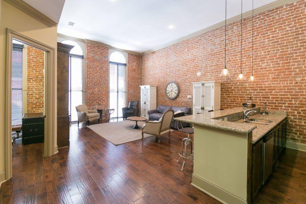 Hosteeva Baronne Street Suites - photo 27