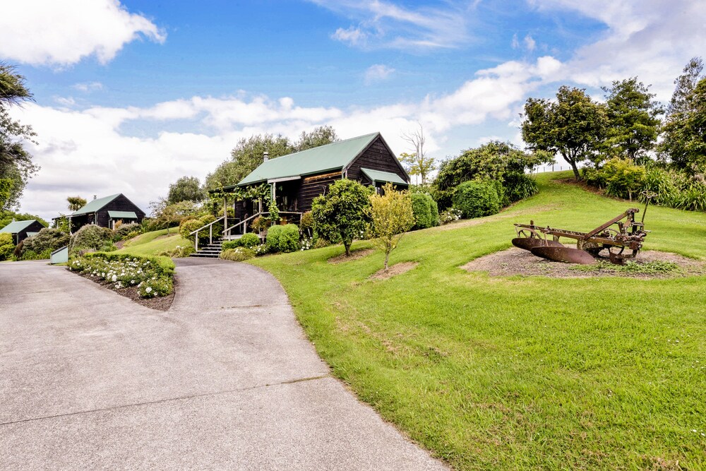 Vineyard Cottages - carbon neutral hotel in Auckland
