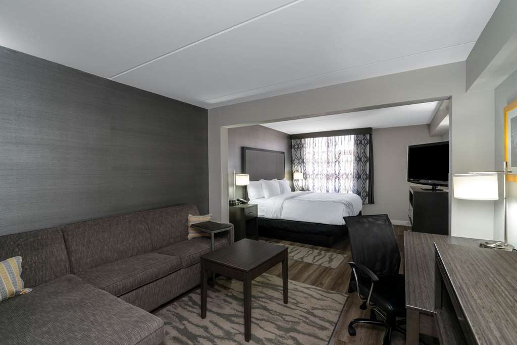 La Quinta Inn & Suites by Wyndham Raleigh Downtown North - photo 15