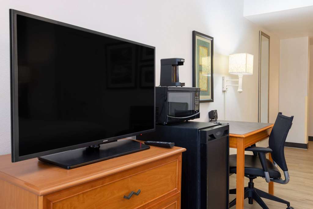 La Quinta by Wyndham Kingsport Tri Cities Airport - photo 16