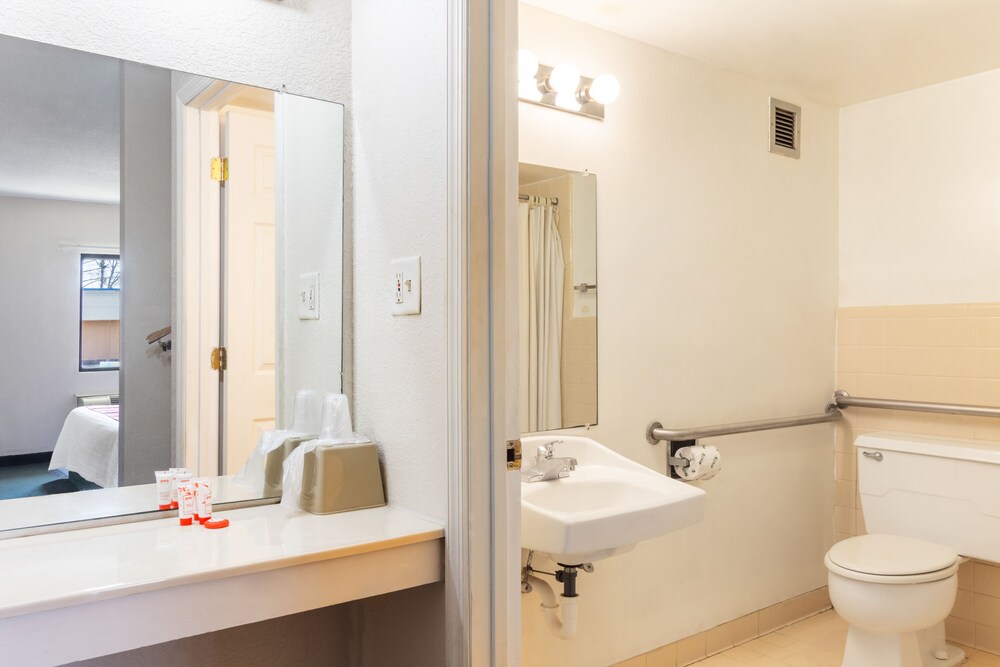 Travelers Place Inn & Suites - photo 35