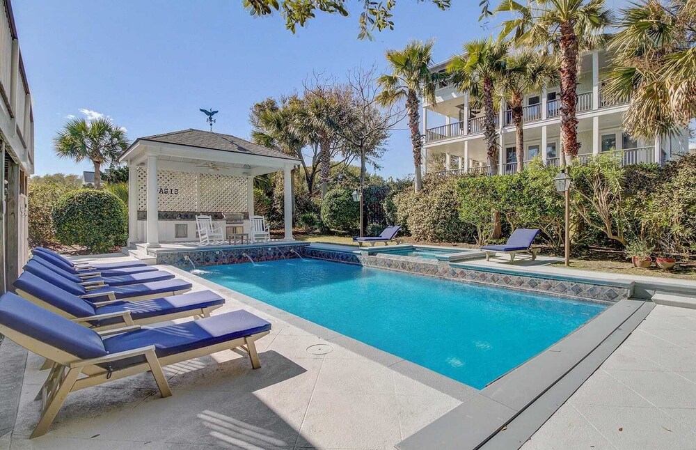 3001 Palm Boulevard by Avantstay Across From Beach & Ocean Views in Isle Of Palms, United States