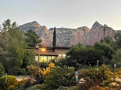 Spacious Home Walk to Uptown Views HotTub GameRoom — 4-Star Luxury Hotel in Sedona, United States