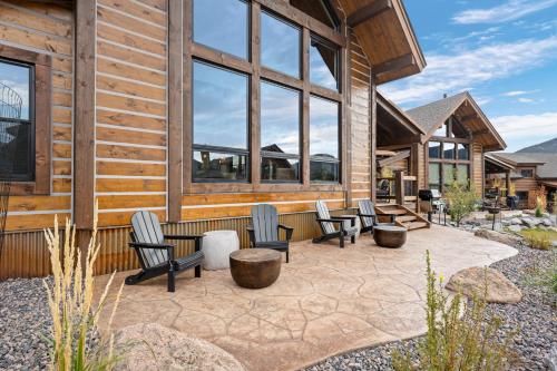 Luxury Cabin Fireplace and Jacuzzi — 4-Star Luxury Hotel in Estes Park, United States