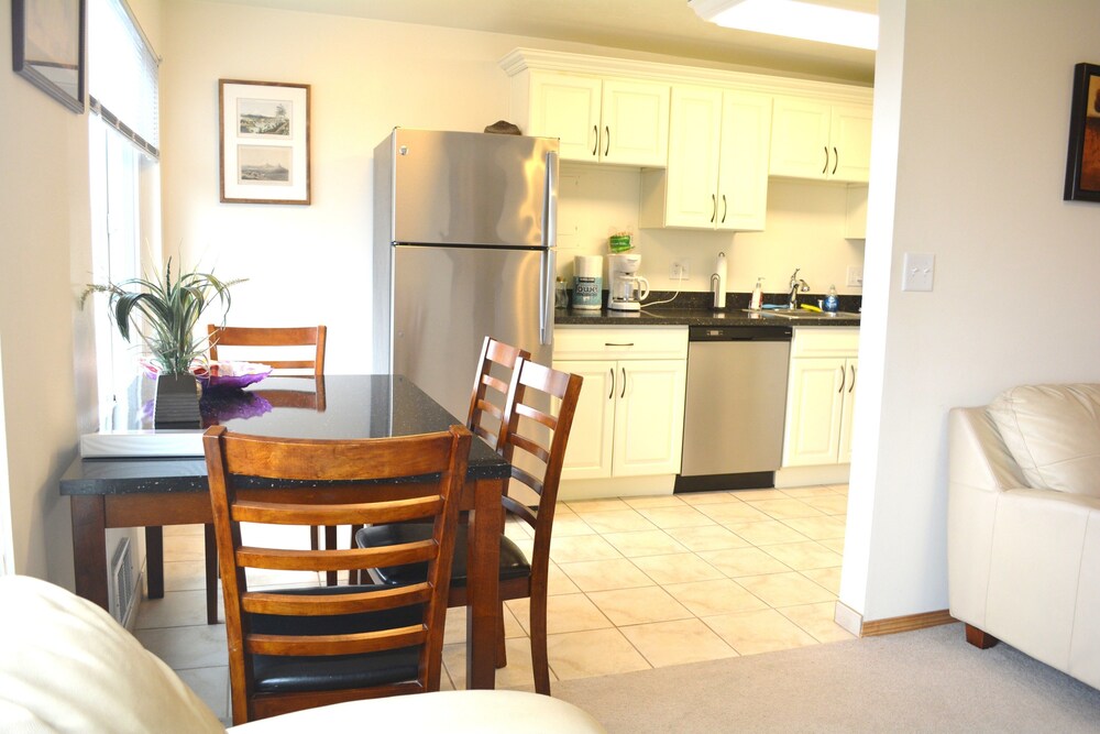 Sunny Westlake Suites by Metro - photo 26