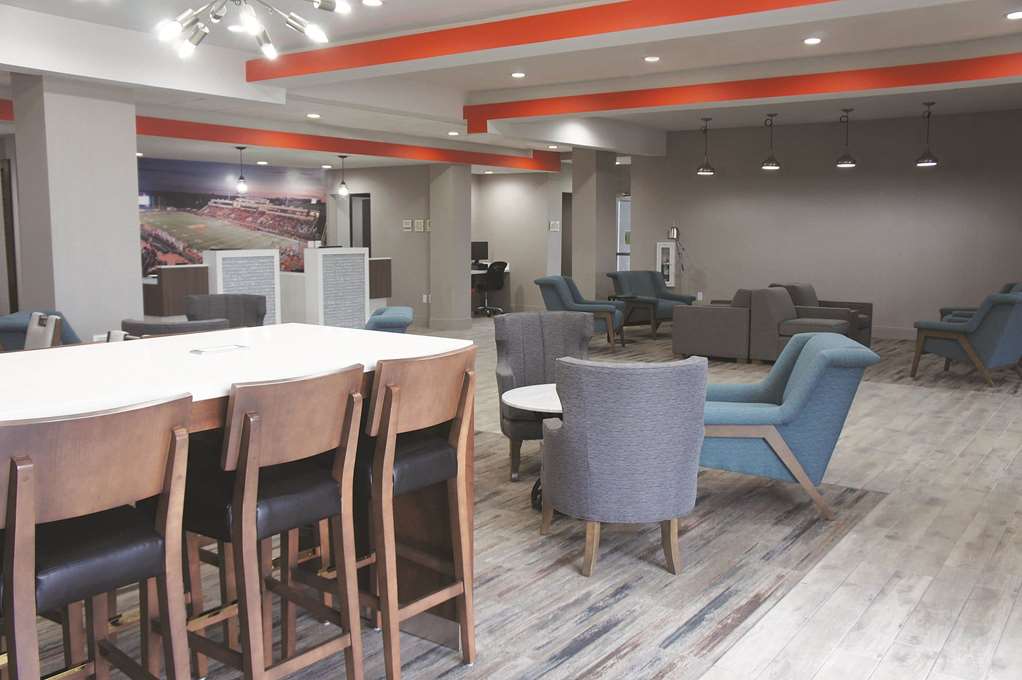 La Quinta Inn & Suites by Wyndham Pittsburg - photo 6