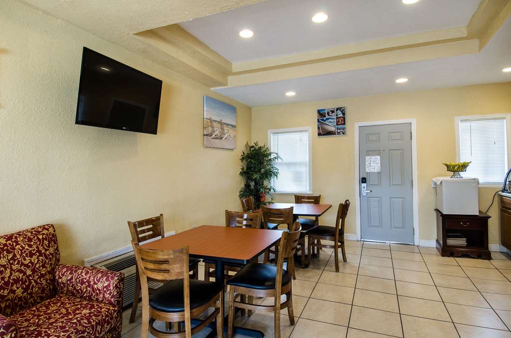 Econo Lodge West Yarmouth on Cape Cod - photo 19