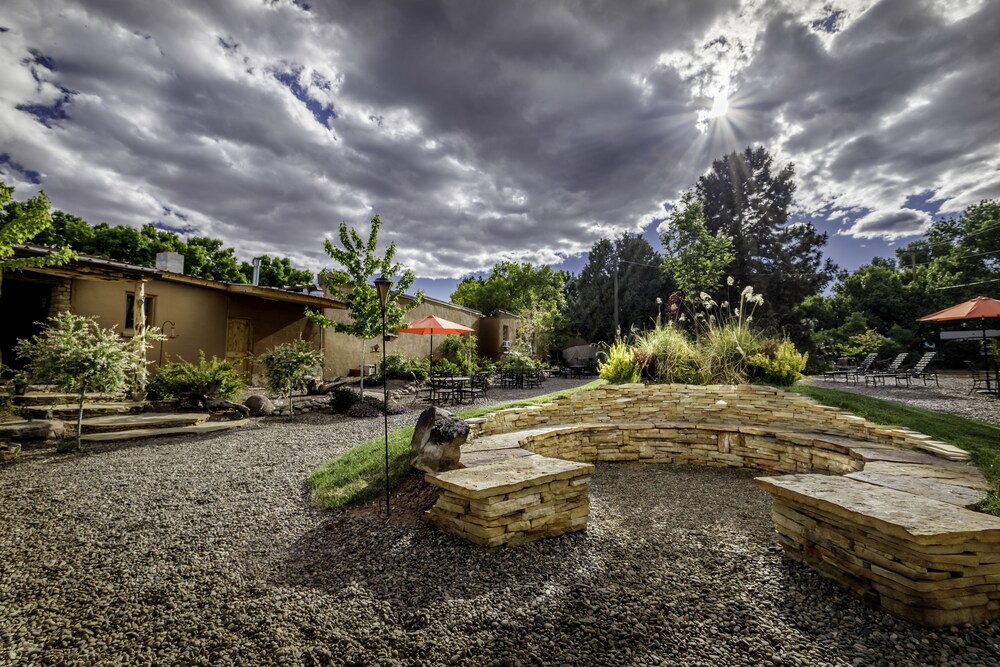Stone Lizard Lodging - carbon neutral hotel in Blanding