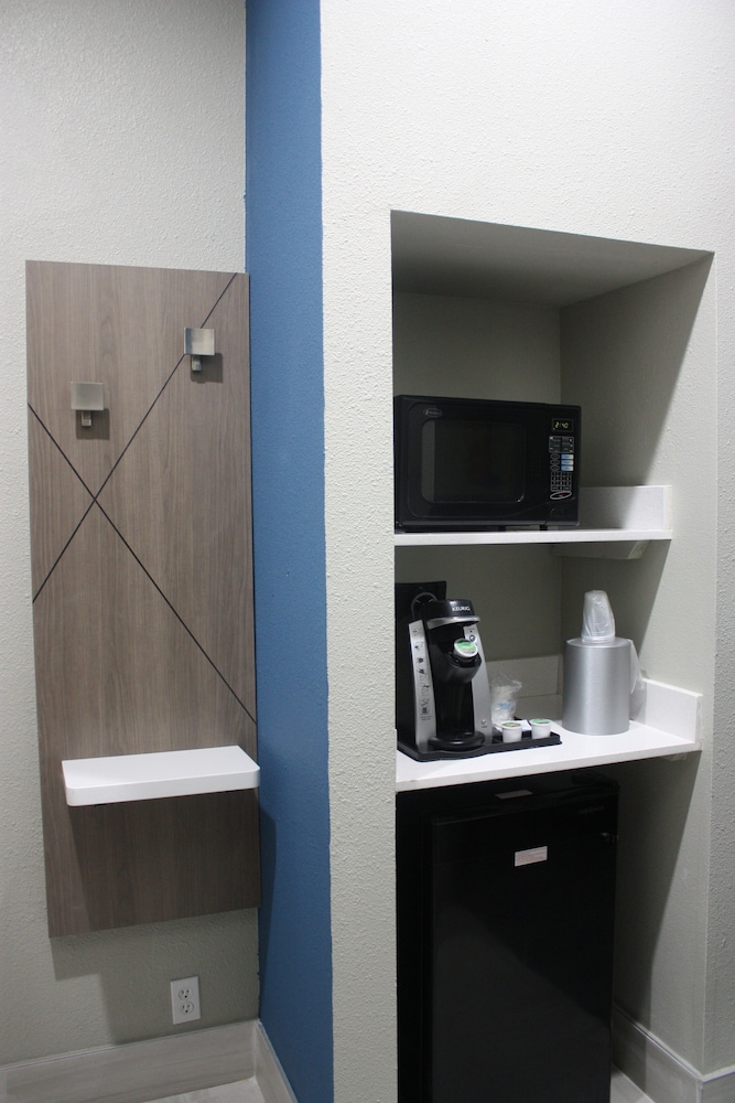 Holiday Inn Express Hotel & Suites Shamrock North by IHG - photo 36