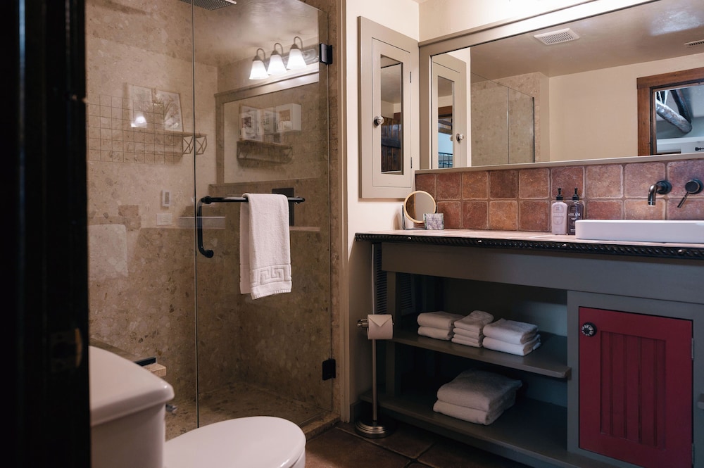Highland Haven Creekside Inn - photo 135