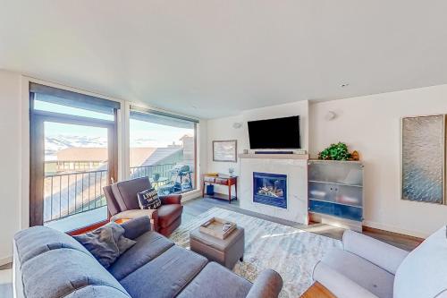 Chelan Resort Suites: Comfort by the Lake #201 in Chelan, United States