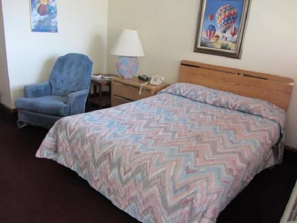 Warrick Plaza Inn - photo 6