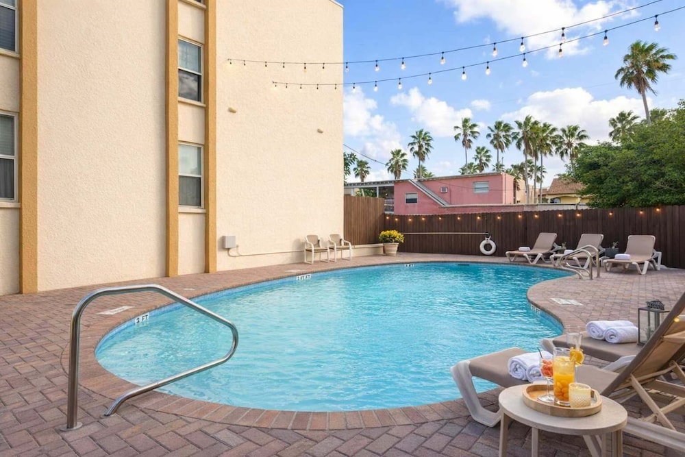 Lovely 2 Bed 2 Bath 2nd Floor Condo By Beach — 4-Star Luxury Hotel in South Padre Island, United States