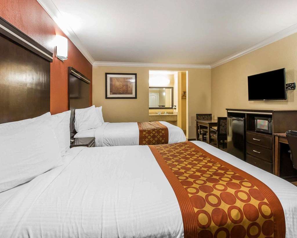 Rodeway Inn & Suites Corona - photo 16