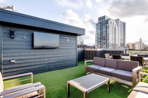 2 Newly Built Luxury Condos with Private Roofdeck — 4-Star Luxury Hotel in Chicago, United States