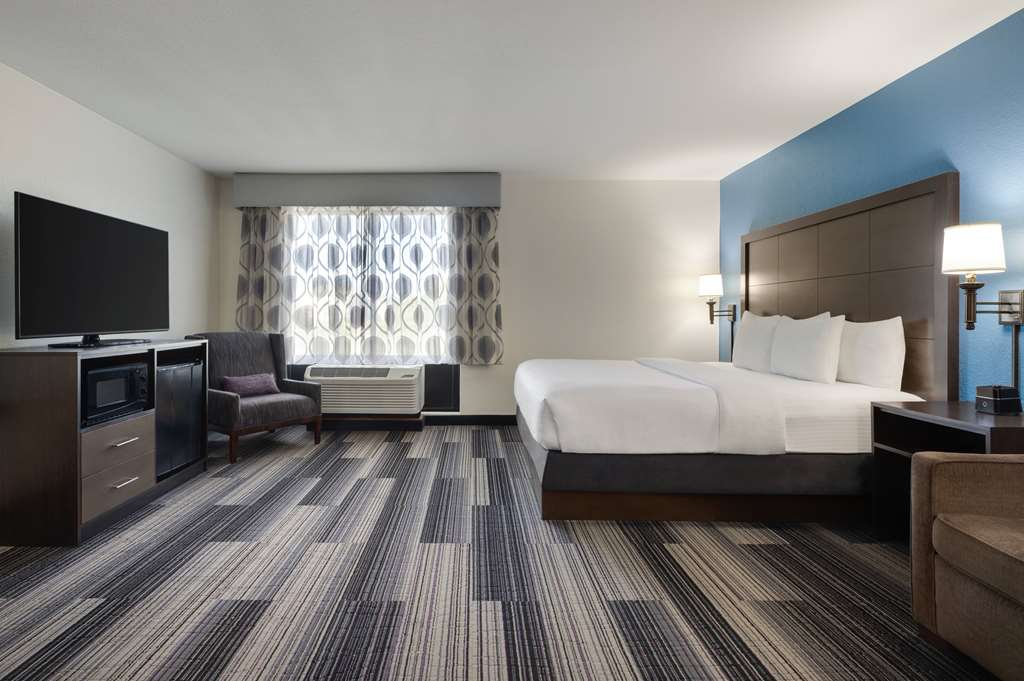 La Quinta Inn & Suites by Wyndham Springfield Airport Plaza - photo 24