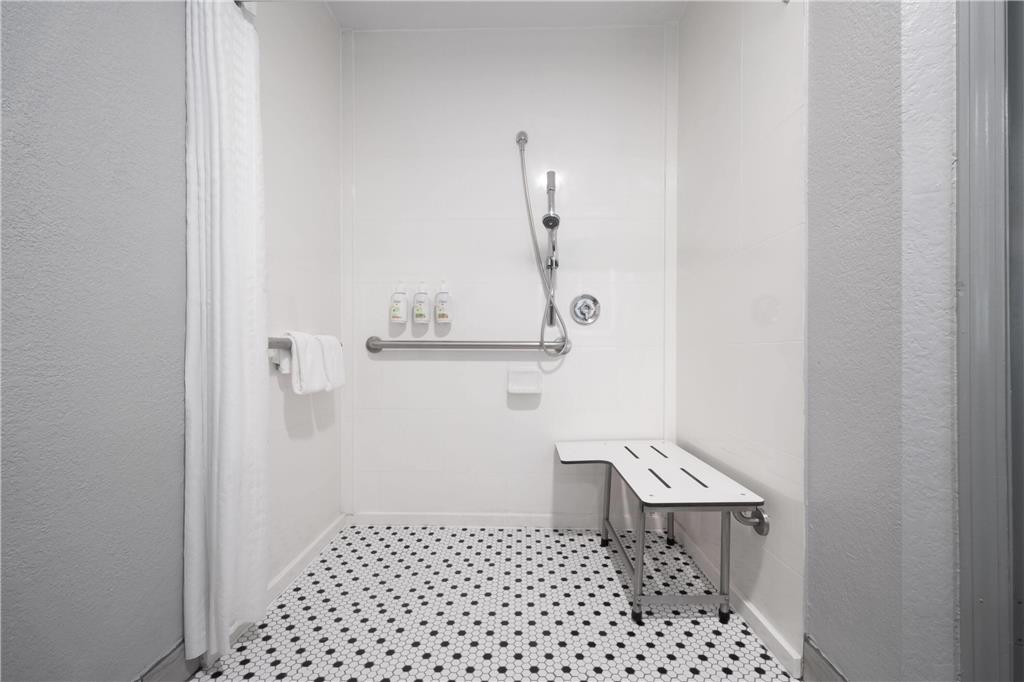 La Quinta Inn & Suites by Wyndham Raleigh Cary - photo 17