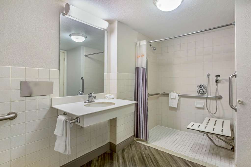 La Quinta Inn by Wyndham Fresno Yosemite - photo 40