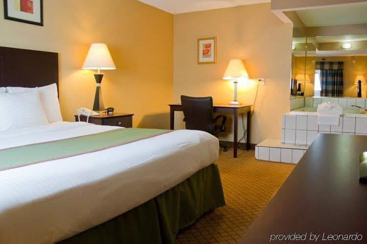 The Plaza Hotel & Suites - photo 10