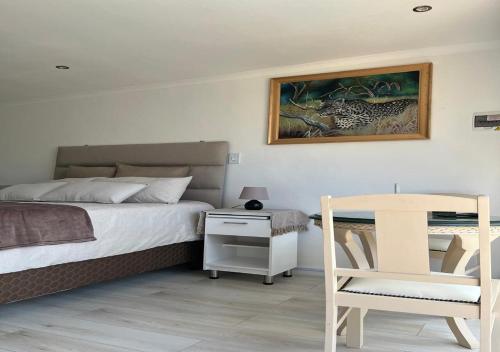 Modern Studio with Pool 5 mins from Beach