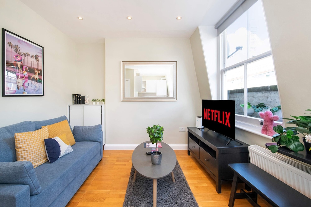 Bright Fitzrovia 1 Bed Apartment — 4-Star Luxury Hotel in London, United Kingdom