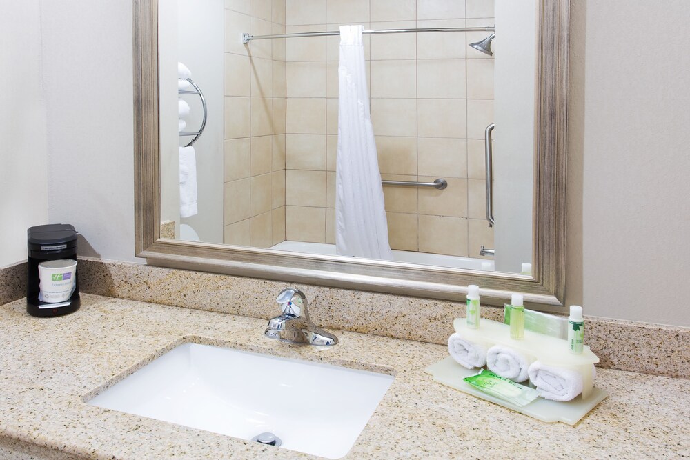 Holiday Inn Express Hotel & Suites Alvarado by IHG - photo 2