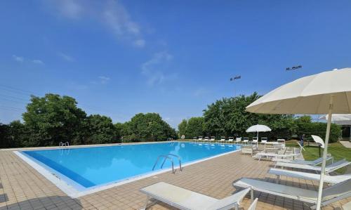 Wendy Apartment Twobedroom & Pool & Parkprivatefree & Sports — 4-Star Luxury Hotel in Desenzano Del Garda, Italy