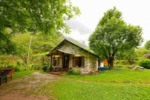 Thehraav By The River Mudhouse Odyssey Tirthan Valley in Banjar, India