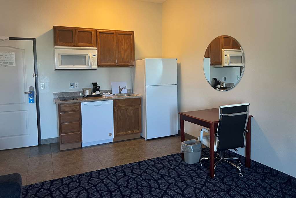 Days Inn & Suites by Wyndham Columbus NE - photo 22