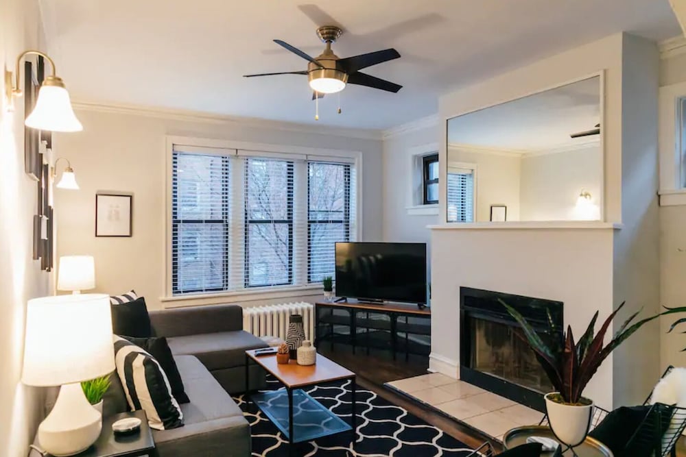 2BR City Apt Fast Wi Fi Roscoe LakeView — 4-Star Luxury Hotel in Chicago, United States