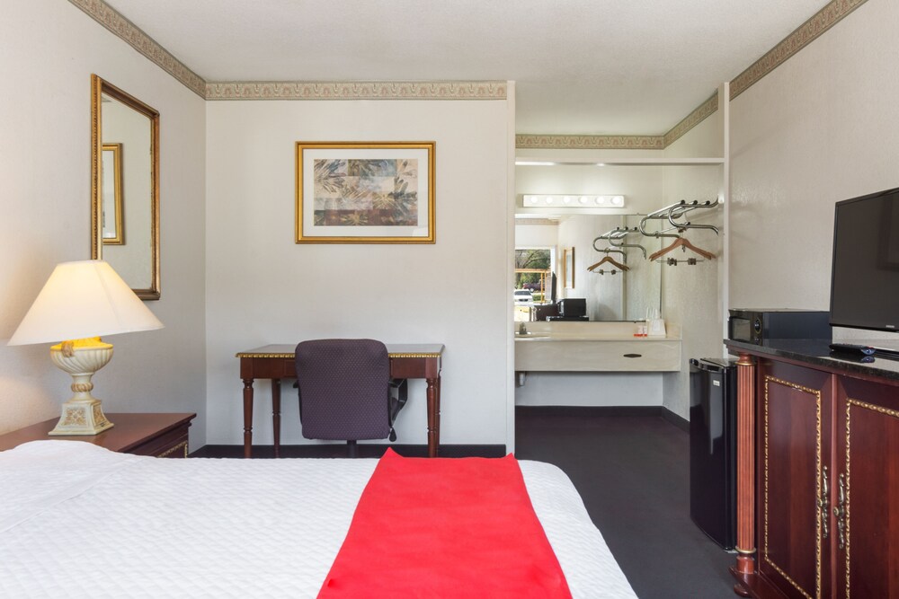 Travelers Place Inn & Suites - photo 20