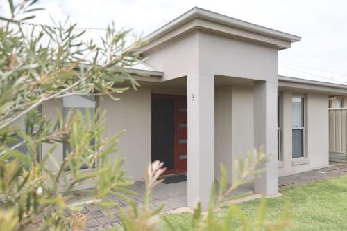 Guichen Villa 3 Wi Fi Pets welcome outside — 4-Star Luxury Hotel in Robe, Australia