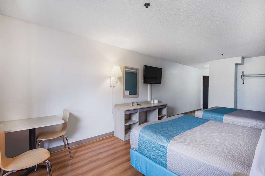 Motel 6 Lawrence KS - photo 11