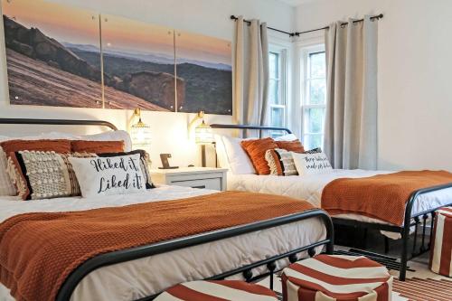 Kilted Cowboy Hot Tub Fire Pit & Close to Main in Fredericksburg, United States