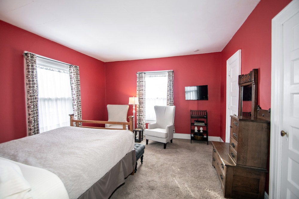 Looking Glass Inn - photo 4