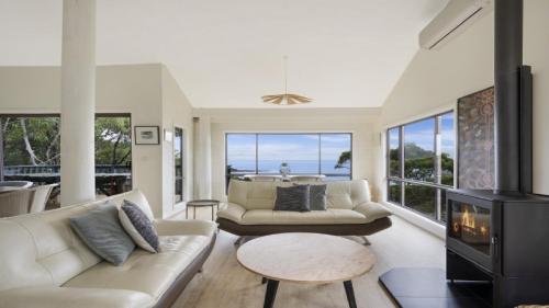 ‘Ocean Ridge at Killcare’ by HolidayCo