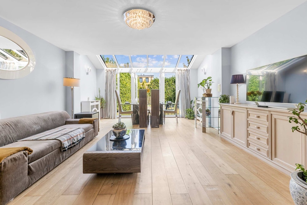 Spacious 3 Bedroom Retreat with Garden Near Bluewater — 4-Star Luxury Hotel in Greenhithe, United Kingdom