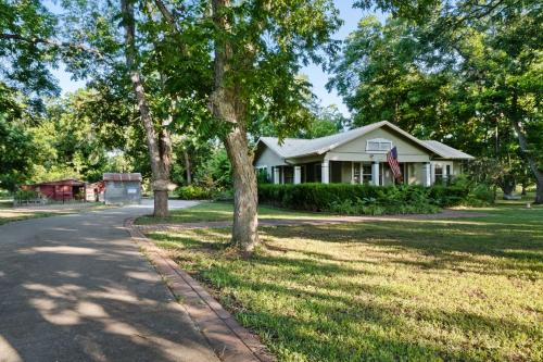 3 Houses 30 guests Country 14 acre Pecan Orchard pet-friendly hotel Maxwell