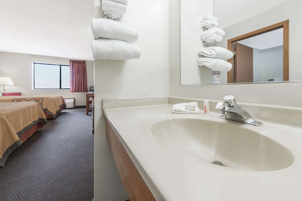 Super 8 by Wyndham Smithville Kansas City - photo 15