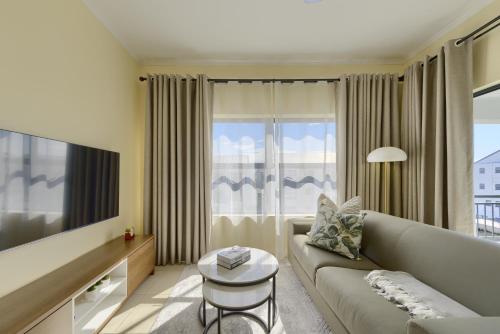Chic & Cozy Apartment with Pool Gym & Balcony The Sandown