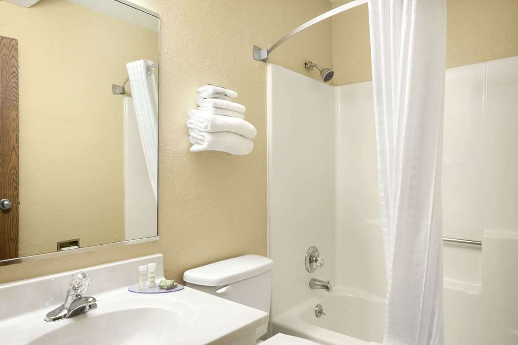 Super 8 by Wyndham Fairview Heights St. Louis - photo 5