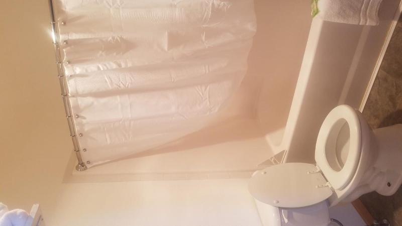 Howard's Motel - photo 12
