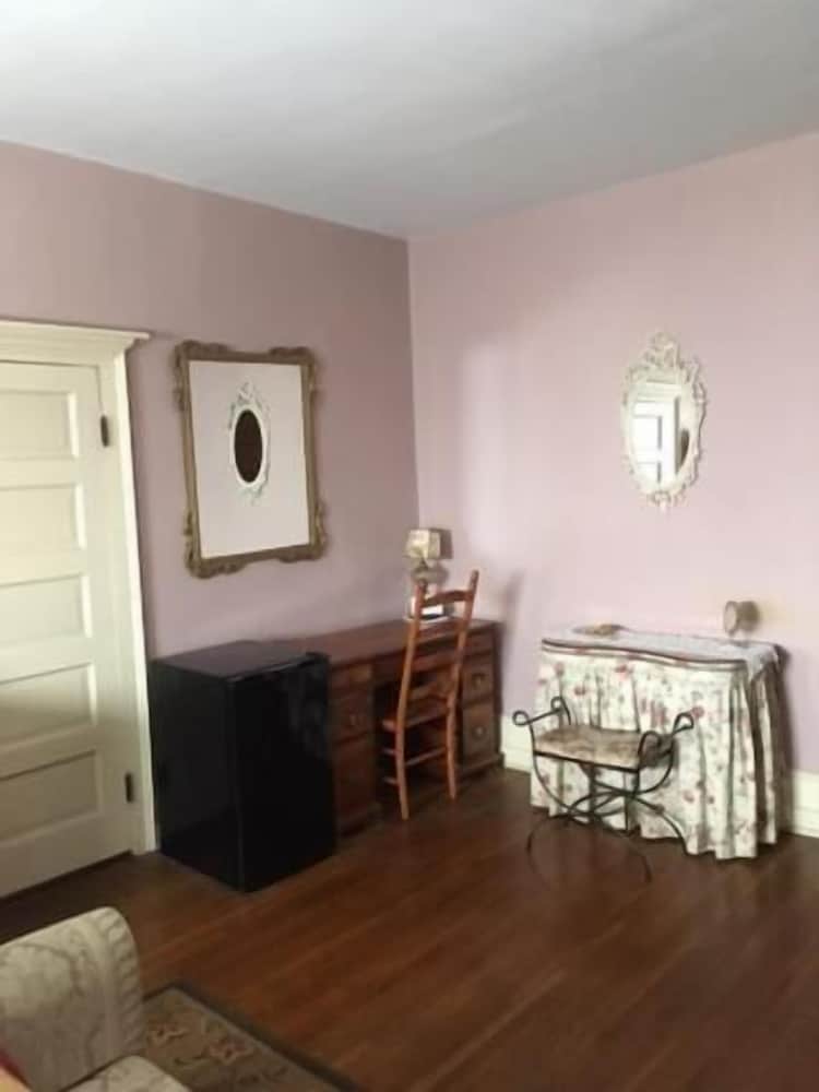 Victorian Charm Inn - photo 29